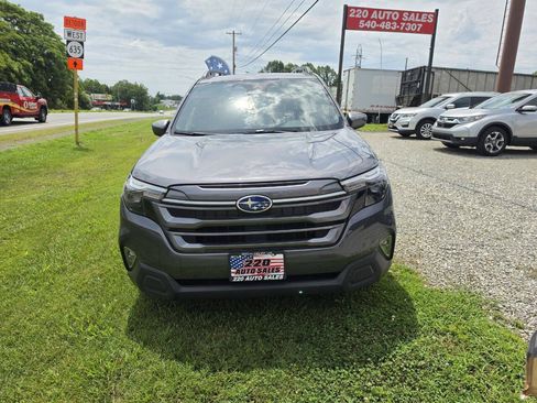 Used 2025 Subaru Forester Premium AWD/4WD image 2