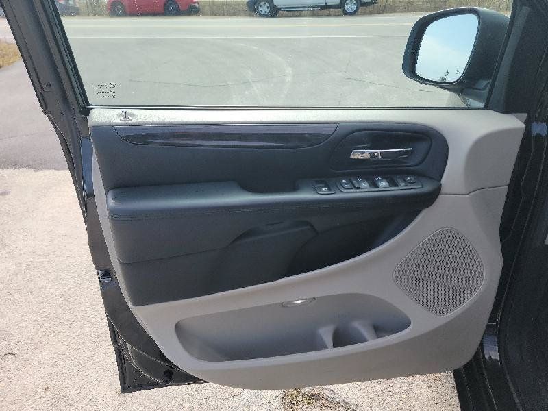 Used 2018 Dodge Grand Caravan SE w/ UConnect Hands-Free Group FWD image 8