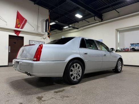 Used 2009 Cadillac DTS w/ Trunk Convenience Package FWD image 5