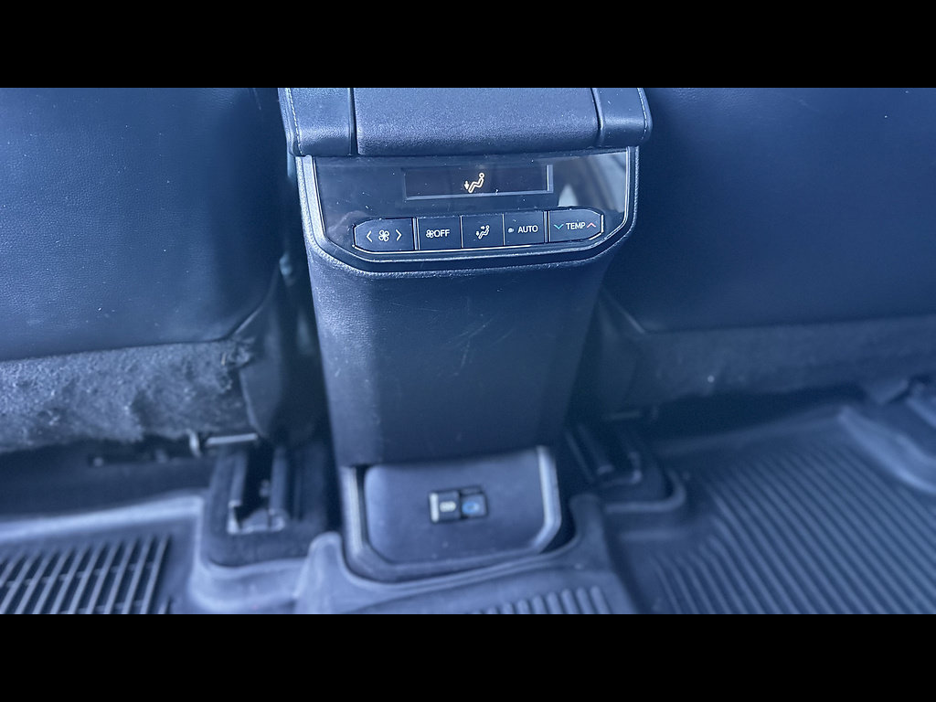 Used 2022 Toyota Highlander XLE AWD/4WD image 18