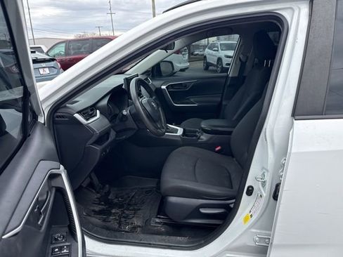 Used 2021 Toyota RAV4 LE image 9