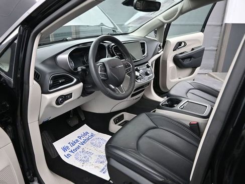 Used 2024 Chrysler Pacifica Touring-L FWD image 9