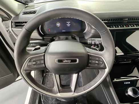 Used 2023 Jeep Grand Cherokee Laredo AWD/4WD image 11