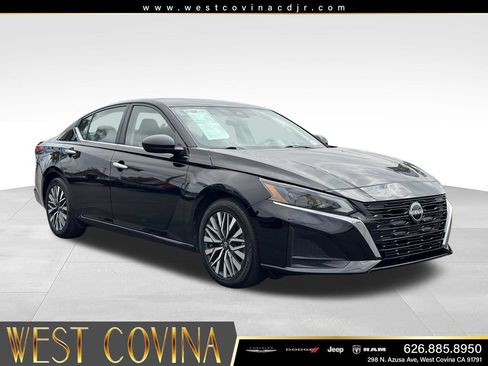 Used 2024 Nissan Altima 2.5 SV FWD image 1