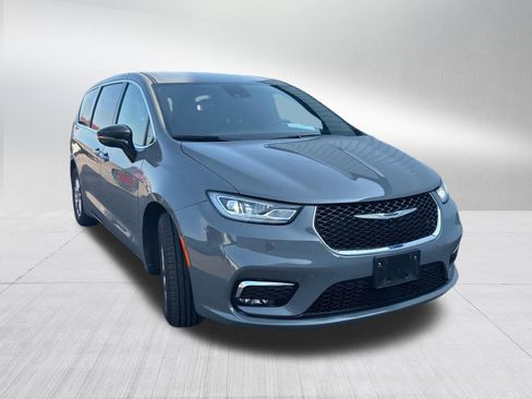Used 2025 Chrysler Pacifica Select FWD image 2