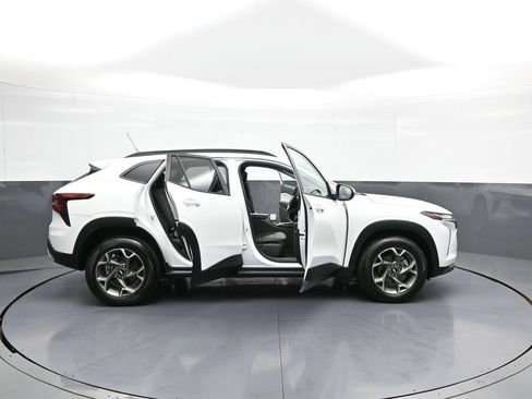 Used 2025 Chevrolet Trax LT w/ LT Convenience Package FWD image 41