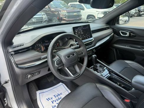 Used 2025 Jeep Compass Trailhawk AWD/4WD image 3