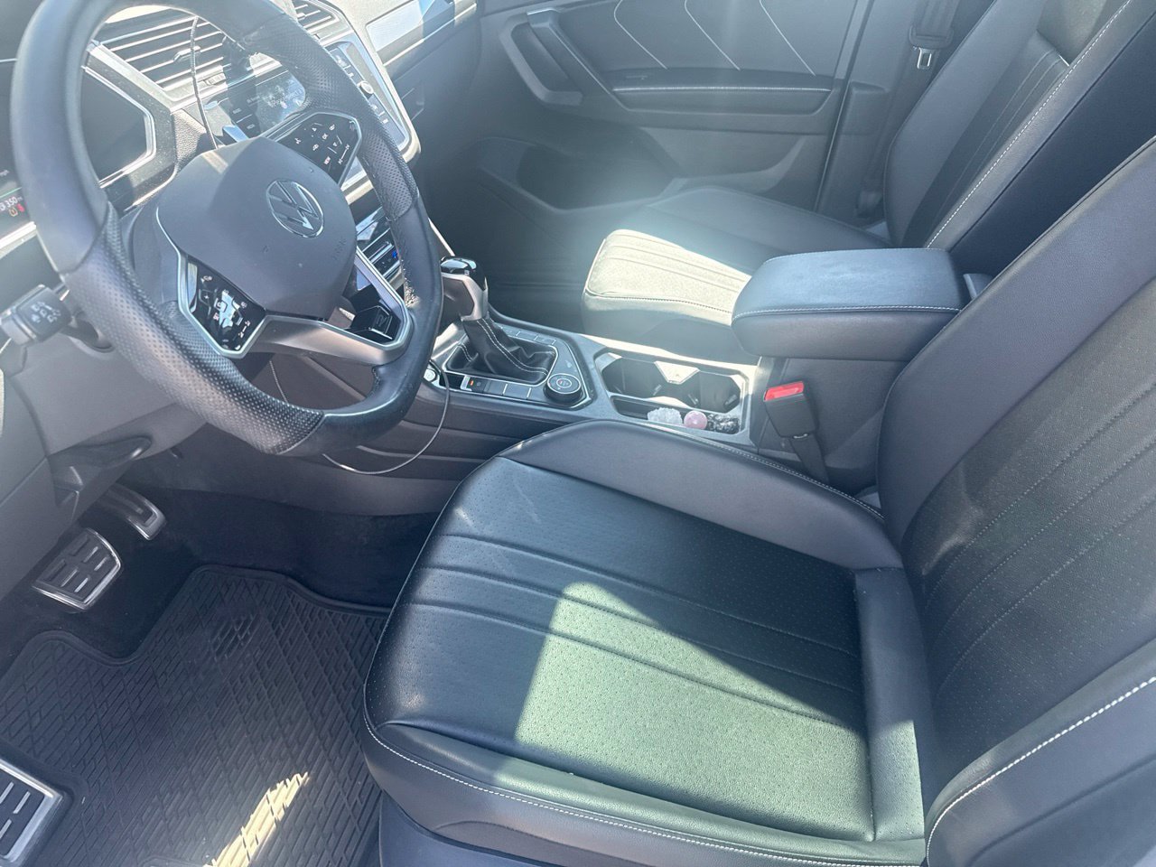 Used 2024 Volkswagen Tiguan SE R-Line AWD/4WD image 2