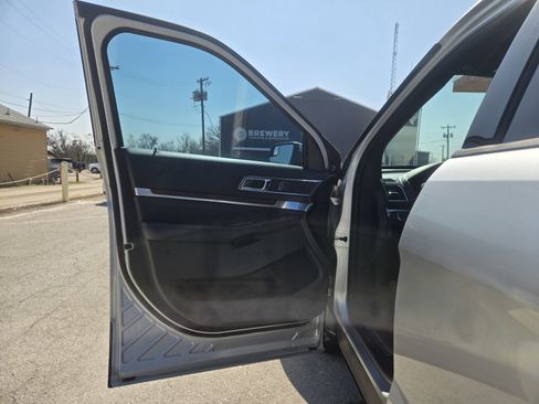 Used 2018 Ford Explorer Limited image 4