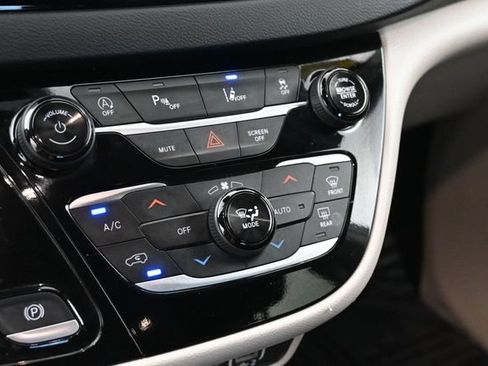 Used 2024 Chrysler Pacifica Touring-L FWD image 24