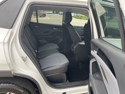 Certified 2025 Volkswagen Tiguan SE AWD/4WD image 31