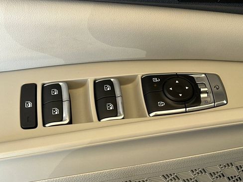 Certified 2025 Kia Carnival SX FWD image 12