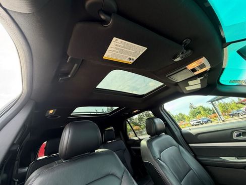 Used 2017 Ford Explorer XLT w/ Equipment Group 202A AWD/4WD image 27