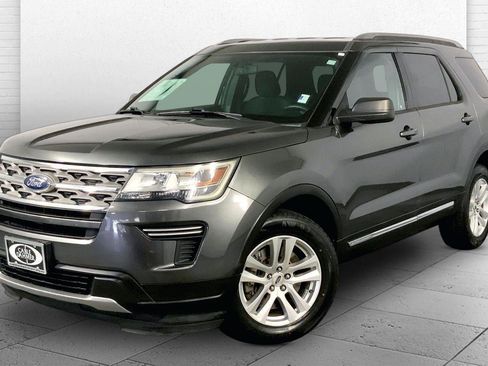 Used 2018 Ford Explorer XLT AWD/4WD image 12