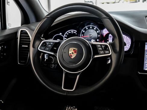 Used 2021 Porsche Cayenne w/ Premium Package image 16