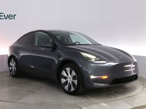 Used 2023 Tesla Model Y Standard Range image 13