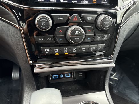 Used 2019 Jeep Grand Cherokee Limited X AWD/4WD image 32