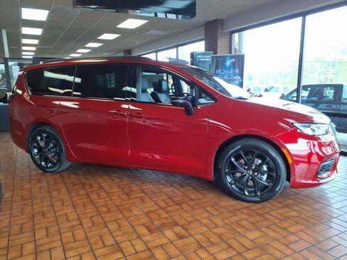 New 2026 Chrysler Pacifica Limited w/ Uconnect Theater Family Group image 2