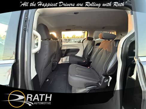 Used 2023 Chrysler Voyager LX image 17
