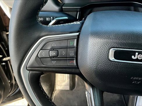 Used 2025 Jeep Grand Cherokee Altitude image 12