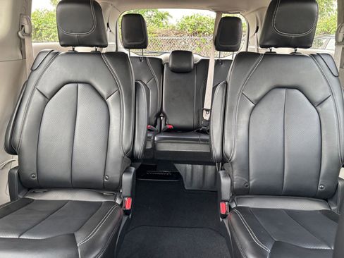 Used 2024 Chrysler Pacifica Touring-L image 38