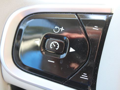 Used 2022 Volvo XC60 B5 Inscription w/ Advanced Package FWD image 30