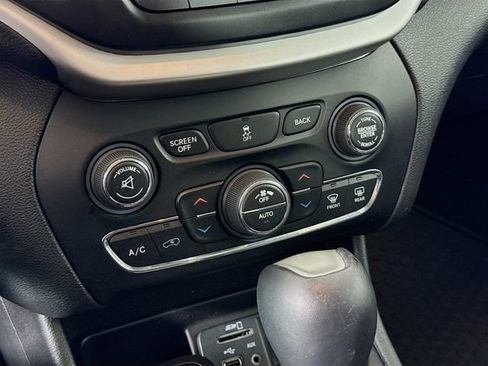 Used 2015 Jeep Cherokee Trailhawk w/ Comfort/Convenience Group image 17