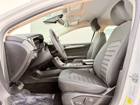 Used 2019 Ford Fusion SE FWD image 12