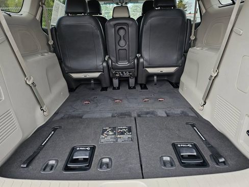 Used 2017 Kia Sedona LX w/ LX Essentials Premium Package FWD image 16