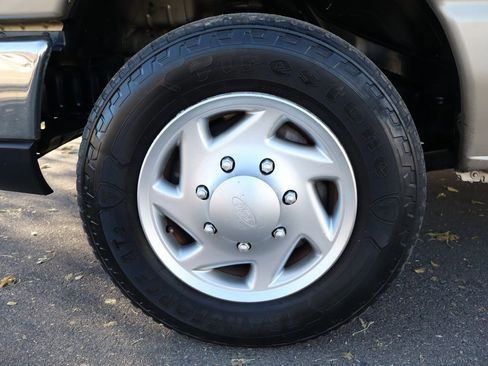 Used 2009 Ford E-350 and Econoline 350 Super Duty Wagon image 41