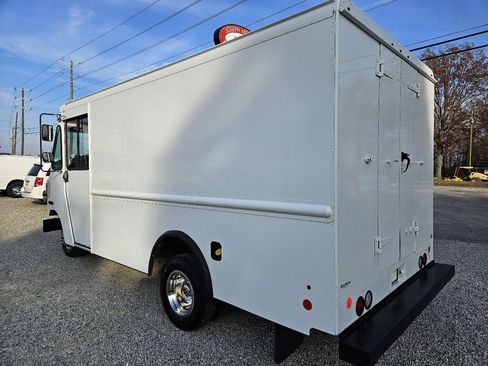 Used 2013 Ford E-350 and Econoline 350 Super Duty w/ Air Conditioning Prep Pkg image 3