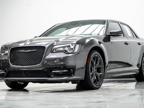 Used 2023 Chrysler 300 S w/ Comfort Group RWD image 9