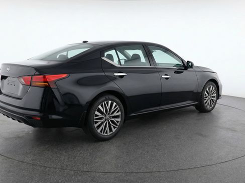 Used 2025 Nissan Altima 2.5 SV image 9