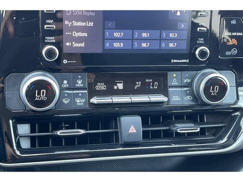 Used 2021 Toyota Highlander L FWD image 28