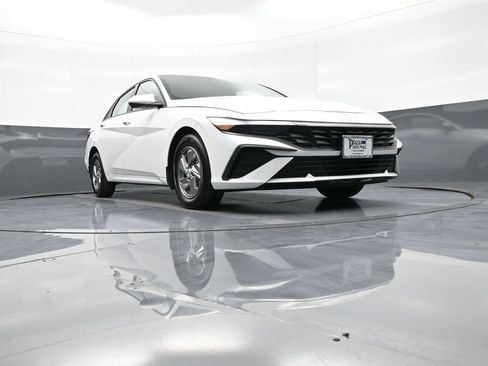 Used 2025 Hyundai Elantra SE FWD image 27