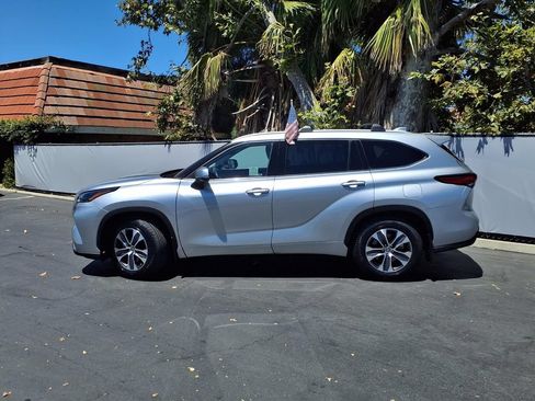 Used 2022 Toyota Highlander XLE FWD image 3