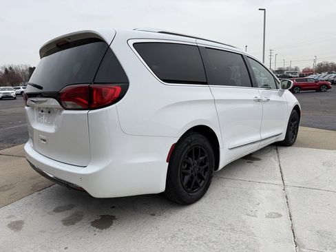 Used 2020 Chrysler Pacifica Touring-L image 17