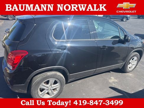 Used 2022 Chevrolet Trax LS w/ Tint and Cruise Package image 4
