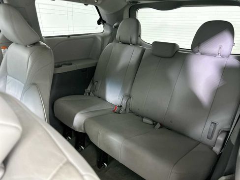 Used 2017 Toyota Sienna XLE image 26
