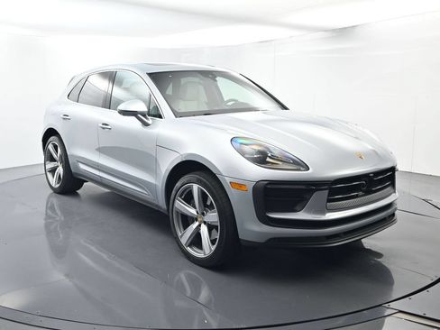 Certified 2025 Porsche Macan AWD/4WD image 17