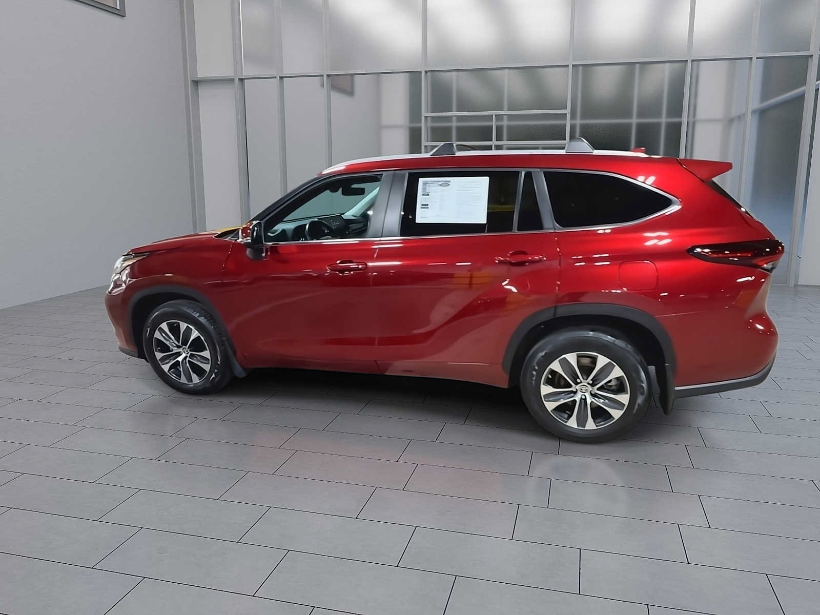 Used 2024 Toyota Highlander XLE AWD/4WD image 6