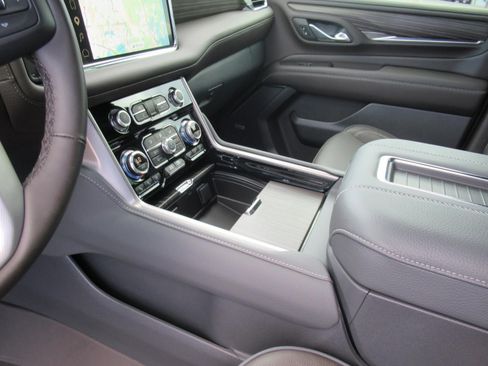 Used 2024 GMC Yukon XL Denali RWD image 15