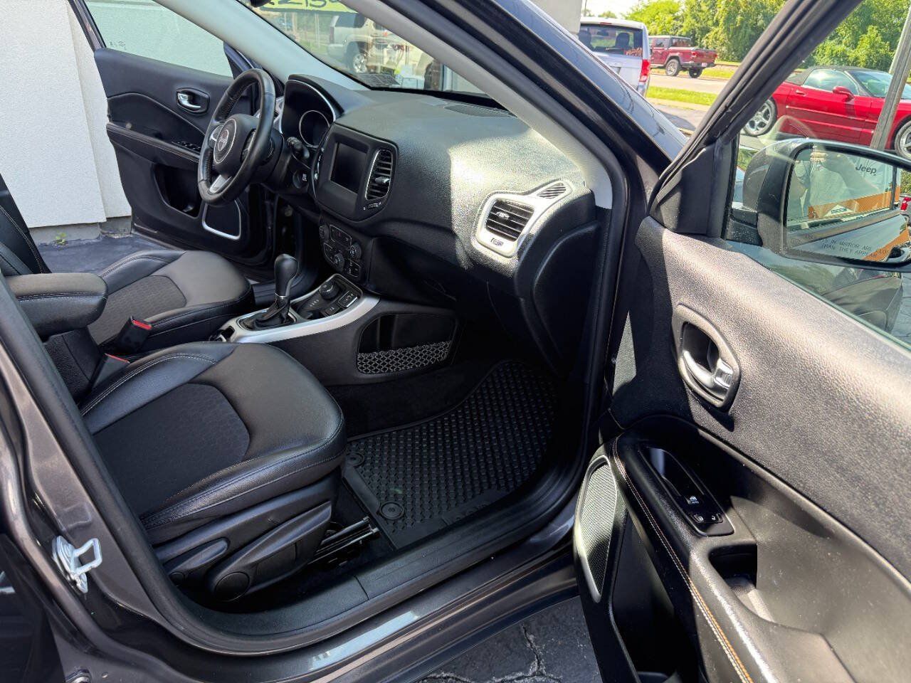 Used 2019 Jeep Compass Latitude w/ Cold Weather Group AWD/4WD image 13