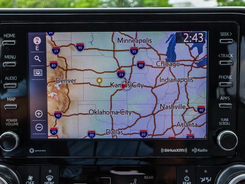 Used 2022 Toyota Highlander XLE AWD/4WD image 8