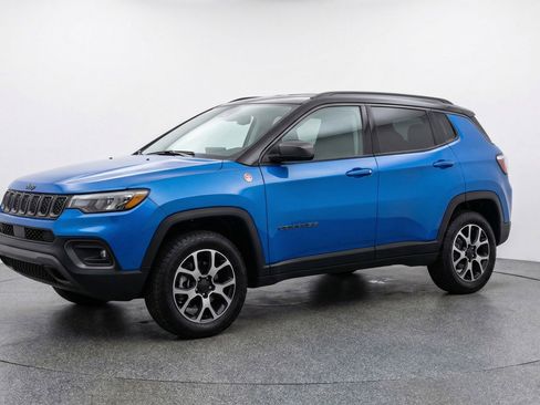 Used 2025 Jeep Compass Trailhawk AWD/4WD image 3