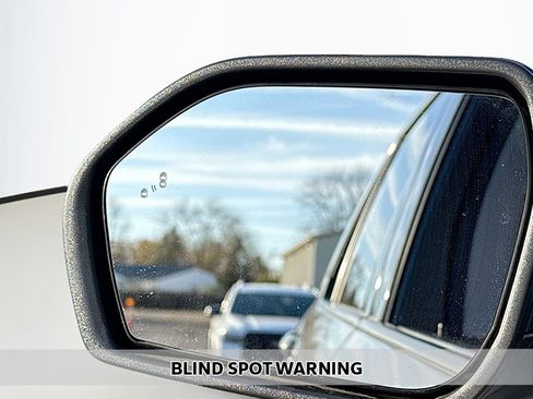 Used 2022 Ford Explorer XLT w/ Equipment Group 202A image 3