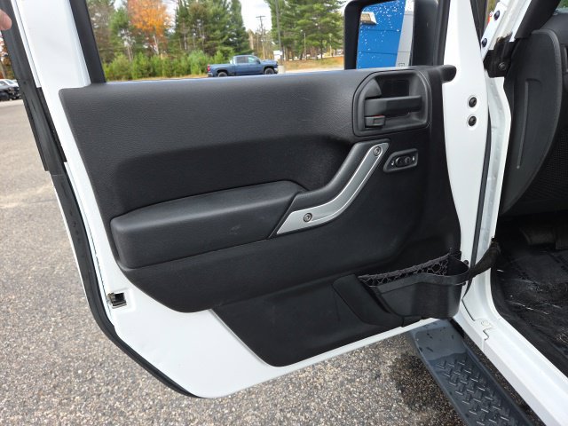 Used 2015 Jeep Wrangler Unlimited Sahara w/ Connectivity Group AWD/4WD image 40