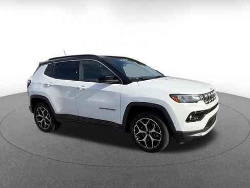 Used 2025 Jeep Compass Limited AWD/4WD image 2