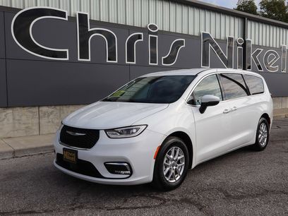 Used 2023 Chrysler Pacifica Touring-L