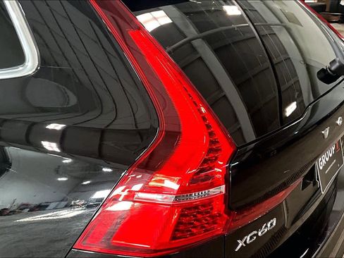 Used 2019 Volvo XC60 T5 Momentum w/ Premium Package image 28